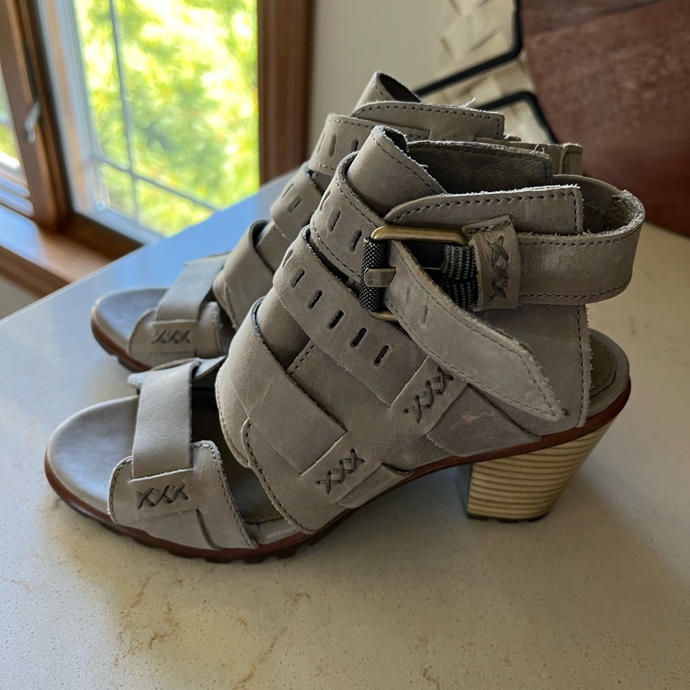 Sorel gray leather sandals size six